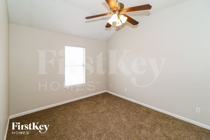 Building Photo - 7540 Spinola Ln