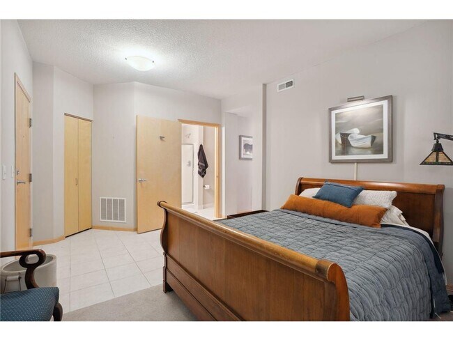 Building Photo - 2405 39th Ave NE