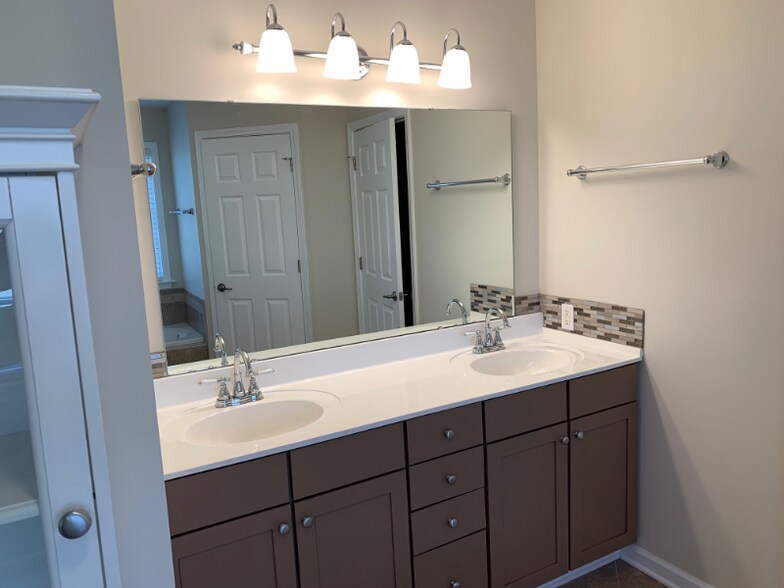 Building Photo - 111 Chestnut Ln