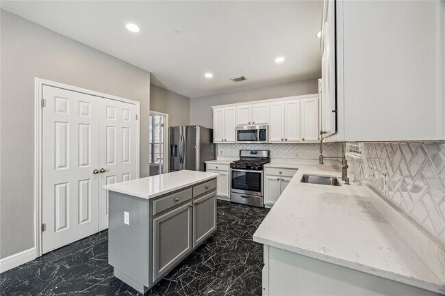 Building Photo - 2212 Clover Ridge Dr