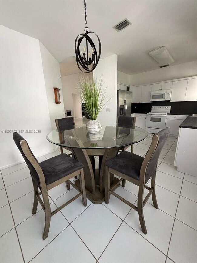 Building Photo - 11690 Briarwood Cir