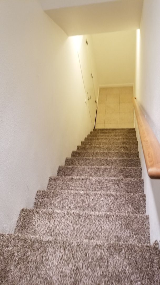 Building Photo - Luxury Gated Townhouse