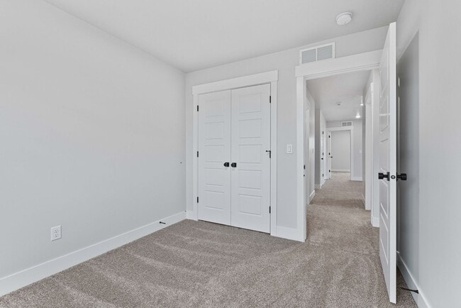 Building Photo - Awesome end unit 3 Bed 2.5 Bath townhome i...