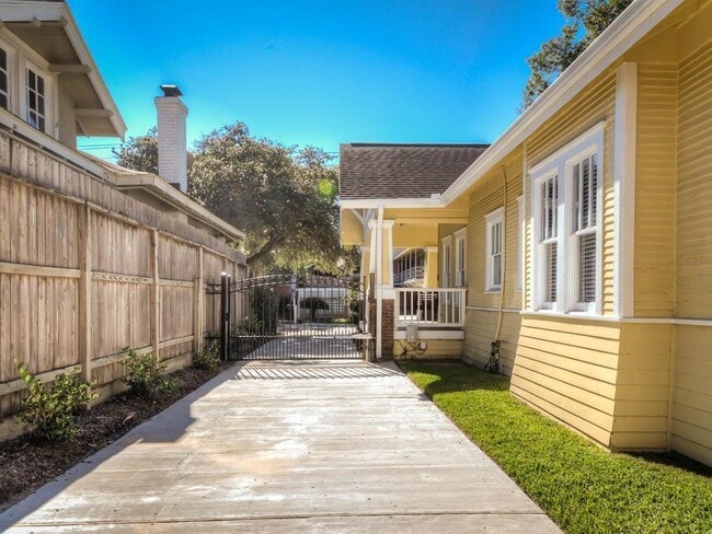 Building Photo - 808 Colquitt St