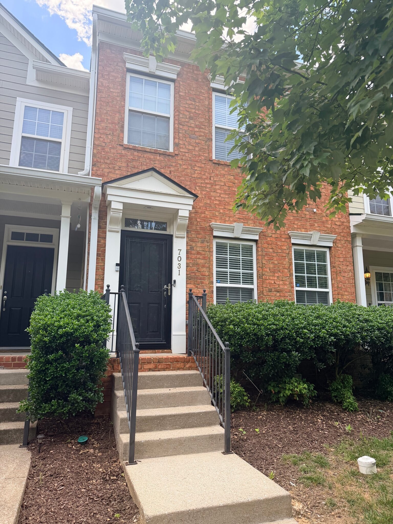 Building Photo - 7031 Sunnywood Dr