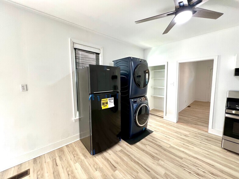 Building Photo - 39 1/2 Milton Ave