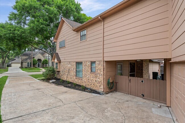 Building Photo - 110 Shadow Wood Dr