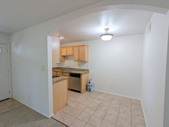 Building Photo - Great Single Story Condo!