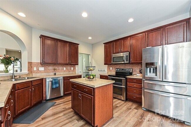Building Photo - 709 Yvonne Dr SW