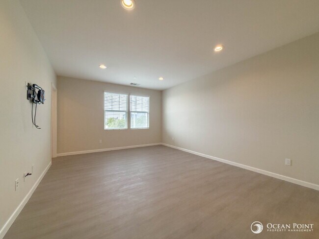 Building Photo - 3 Bedroom Condo for Rent in Oxnard by the ...