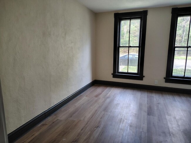 Building Photo - 3 Bed, 1.5 Bath home– Move-In Ready!