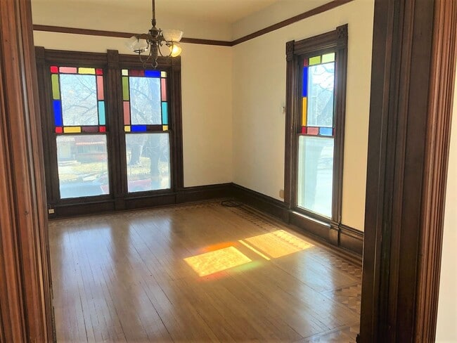 Building Photo - Historic Home 3-4 Bed, 2 Bath - MUST SEE!!