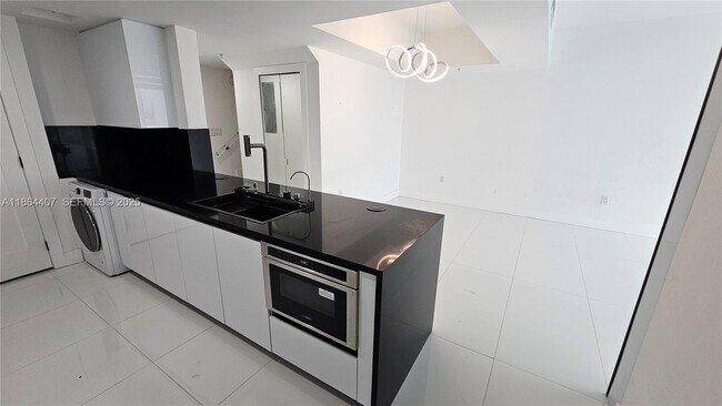 Building Photo - 1861 NW N River Dr