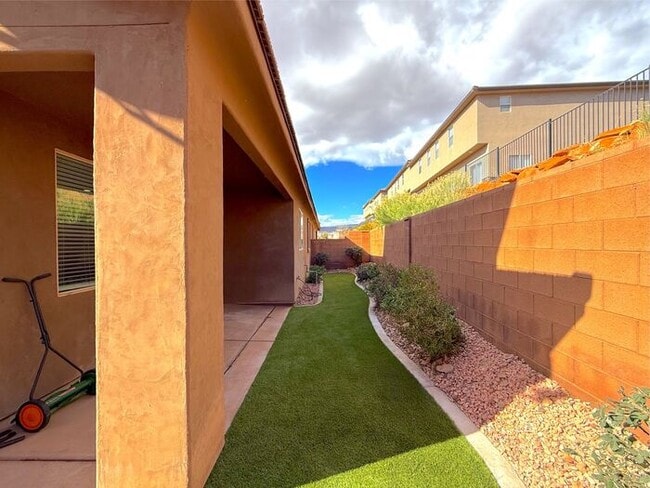 Building Photo - 4 bed, 2.5 bath duplex w/2 car garage