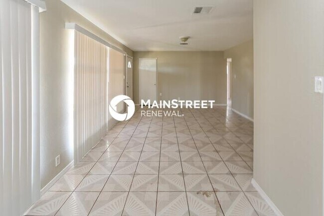 Building Photo - 3 Bedroom Pet-Friendly Home in Phoenix, AZ with Main Street Renewal