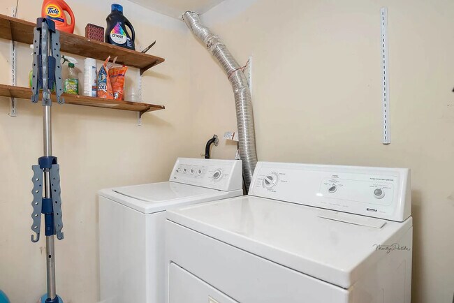 Building Photo - 572 Oswego Dr