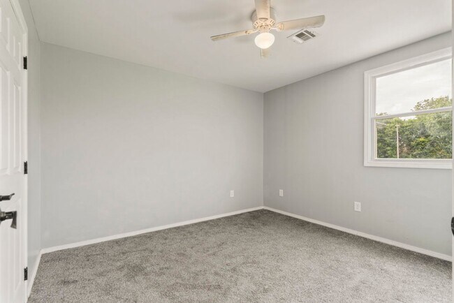 Building Photo - Modern Comfort on 1 Acre in Coweta – Available Now!