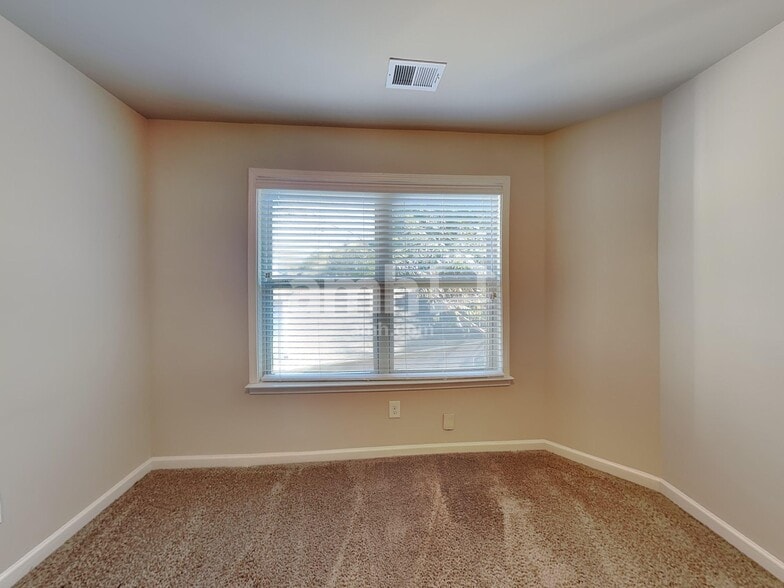 Building Photo - 30 Pratt Dr