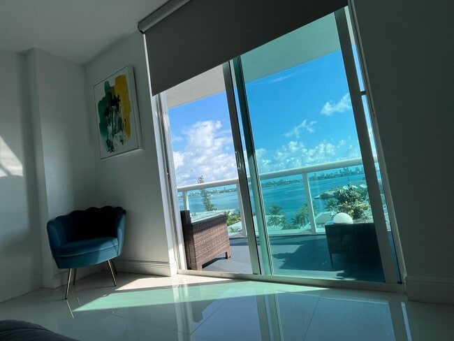 Building Photo - 7910 Harbor Island Dr