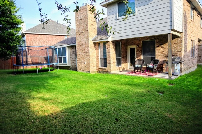 Building Photo - 8500 Twin Oaks Dr