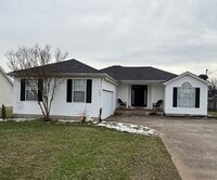 Building Photo - Charming Open-Concept Home in LaVergne