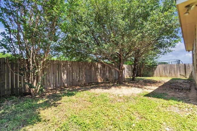 Building Photo - 204 Chickadee Ln