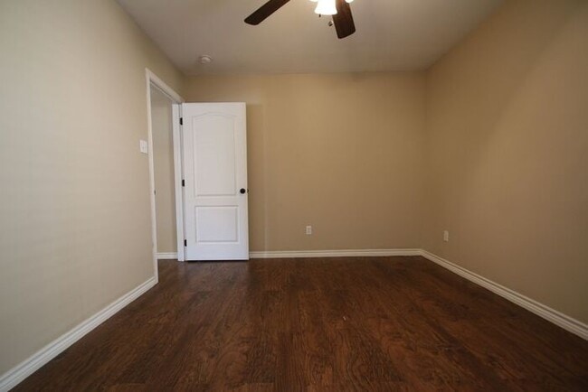 Building Photo - ~INVITING 3/2.5 Townhome Includes Granite in Kitchen & All Kitchen Appliances***Landscaping Inclu...