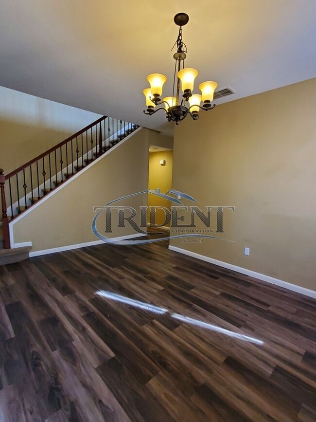 Building Photo - 3 bedroom, 3 bath house with Bonus Room