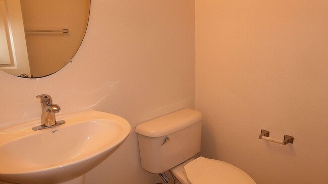 Building Photo - 2 BR 2.5 Bath