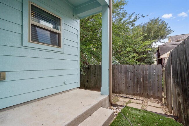 Building Photo - 5908 Red Bud Ridge Ln