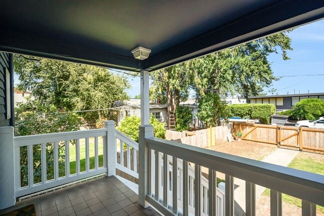 Building Photo - 3Bd/3.25Ba Seattle House