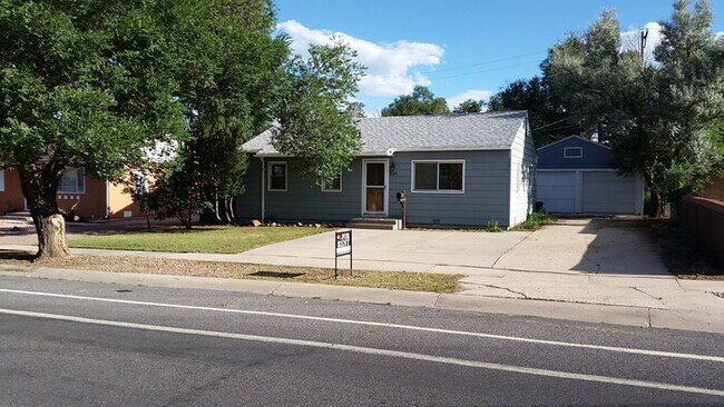 Building Photo - Charming Updated Rancher in the Heart of C...