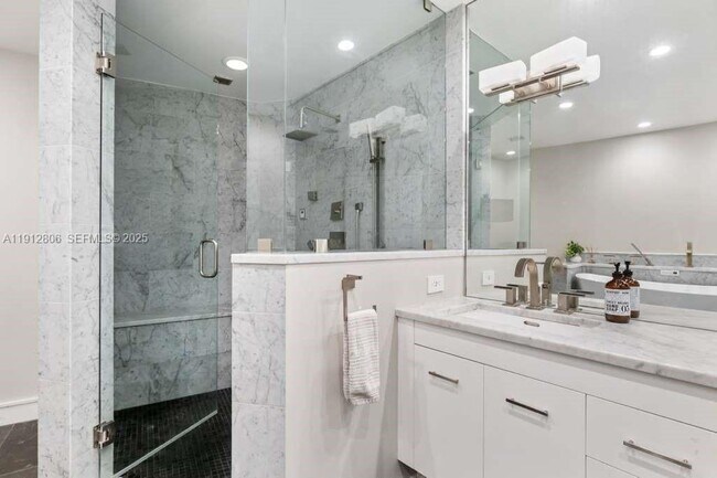 Building Photo - 808 Brickell Key Dr