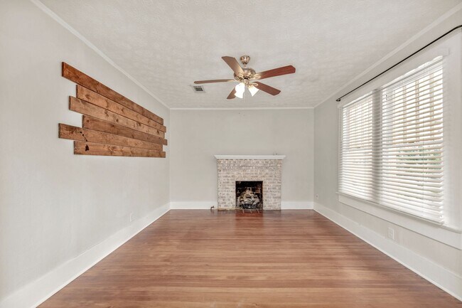 Building Photo - East Hill Cottage Available December 8th!