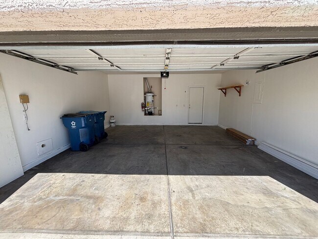 Building Photo - Beautiful 3Bed/2Bath/2Car residence located in Sunrise Manor / Winterwood area