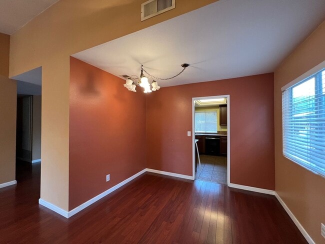 Building Photo - **Beautiful 4 Bdrm 2 Bath Home 5 Minutes t...