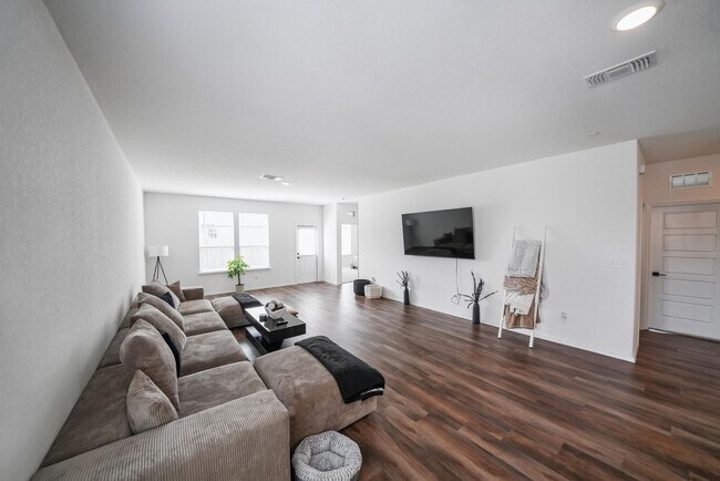 Building Photo - Beautifully Maintained Single-Story Home i...