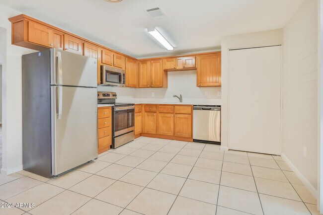 Building Photo - 7416 W Glenrosa Ave