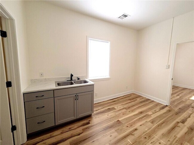 Building Photo - 1624 N Miro St