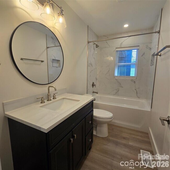Building Photo - 421 Kingfield Dr SW