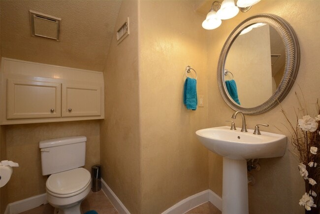 Building Photo - 15302 Bandera Falls Bend