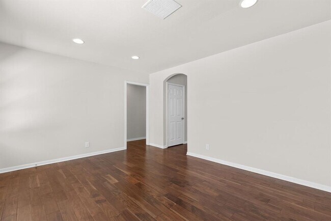 Building Photo - 501 Arbor Ln