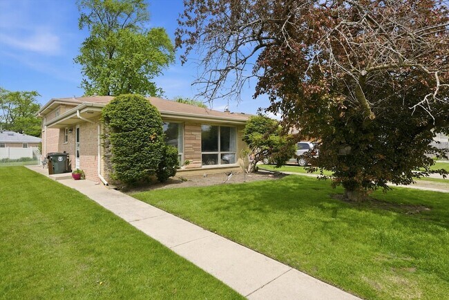 Building Photo - 9536 Tripp Ave