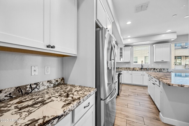 Building Photo - 1250 Abbey Ln