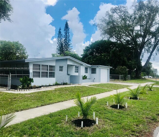 Building Photo - 18280 S Glades Dr