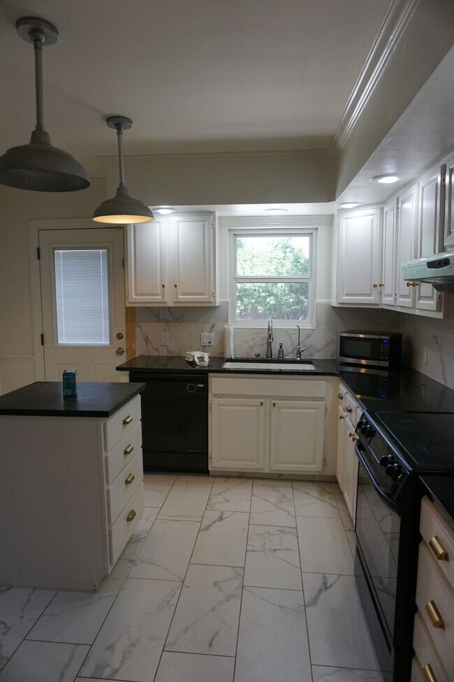 Building Photo - 2618 22