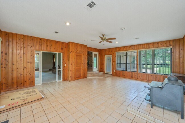 Building Photo - 803 Ingle Rd