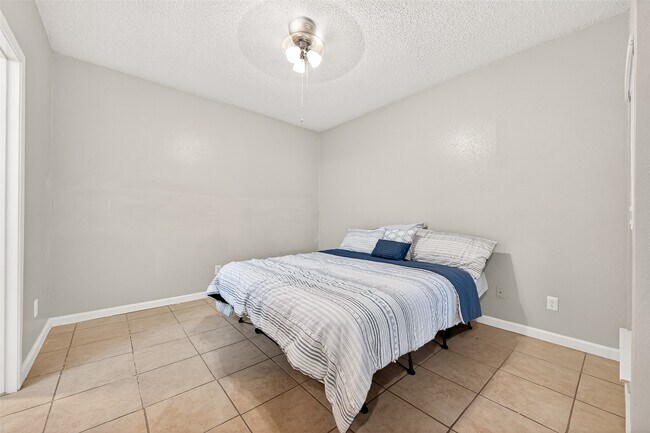 Building Photo - 10855 Meadowglen Ln