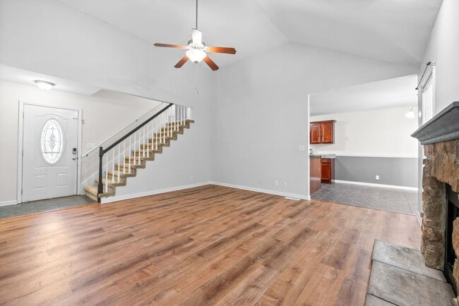 Building Photo - Pet Friendly Three Bedroom with Bonus!