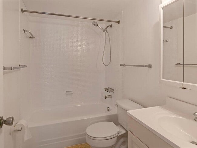 Building Photo - 4 Golfs Edge